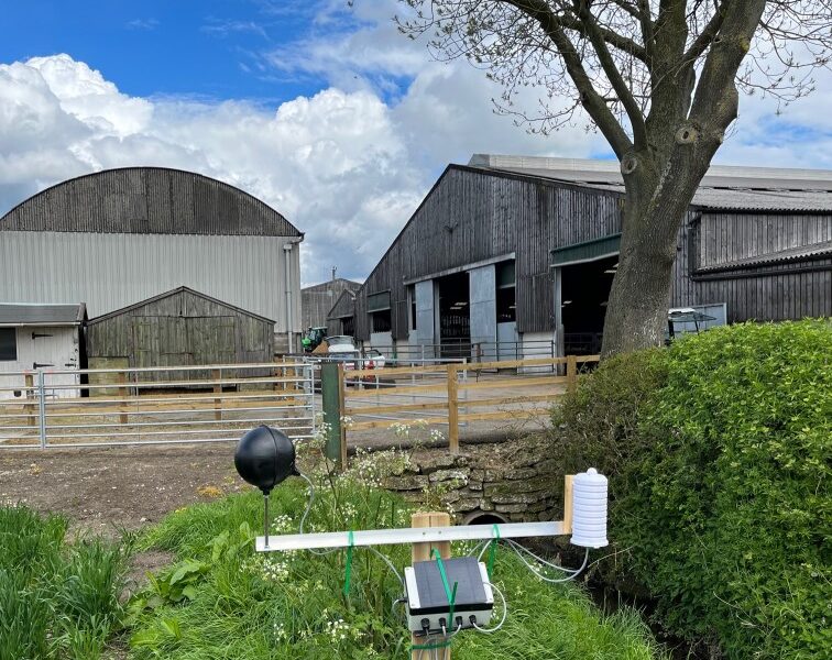 Heat stress monitor in a field